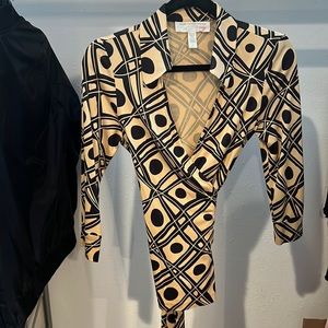 Diane Von Furstenberg Vintage Tan Black Jill Wrap Top size 4